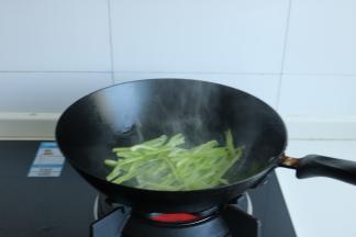 炒锅放油烧热后，下入青椒丝翻炒10秒钟。