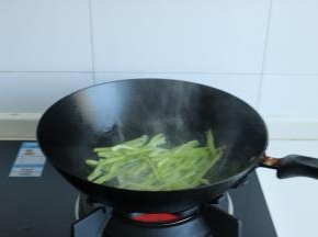 炒锅放油烧热后，下入青椒丝翻炒10秒钟。