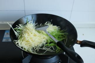 下入土豆丝继续翻炒10秒钟。