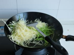 下入土豆丝继续翻炒10秒钟。