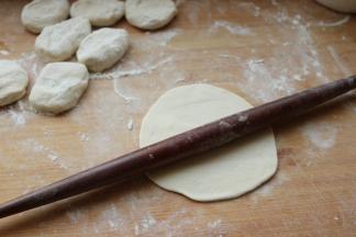 取一个面剂子，按平，用擀面杖擀大一点。