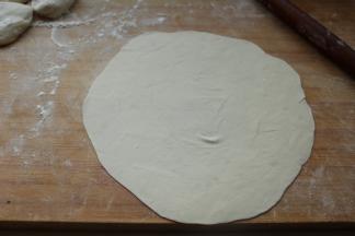 最后擀成了薄而均匀的面饼。
