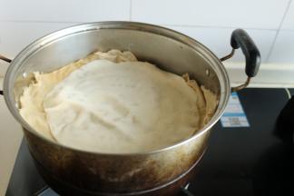 蒸锅加水，烧开后，篦子上垫一个纱布，把擀好的饼放在篦子上。