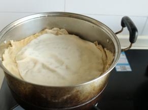 蒸锅加水，烧开后，篦子上垫一个纱布，把擀好的饼放在篦子上。