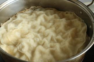 重复这个过程直到所有的饼全部做好，并进入蒸锅，再蒸2分钟关火。饼就做好了。