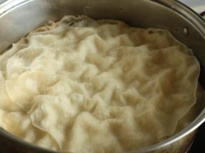 重复这个过程直到所有的饼全部做好，并进入蒸锅，再蒸2分钟关火。饼就做好了。