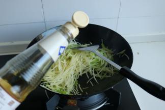 淋入白醋，炒匀。