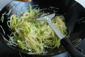 关火撒上小葱末，炒匀。