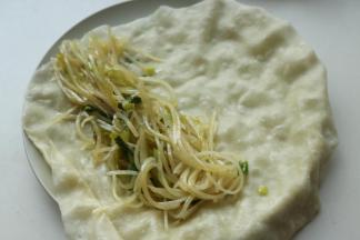 用刚才烙好的饼卷上土豆丝，就可以开吃了。