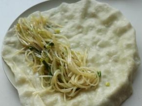 用刚才烙好的饼卷上土豆丝，就可以开吃了。
