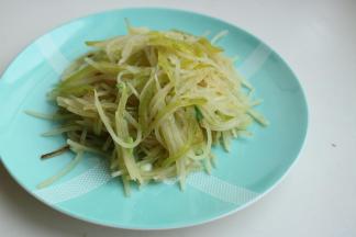 炒好的土豆丝装盘。