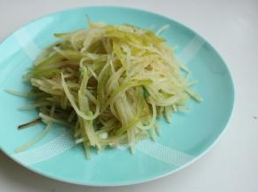 炒好的土豆丝装盘。