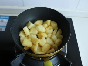 下入切好的熟土豆块，煎至表面金黄。