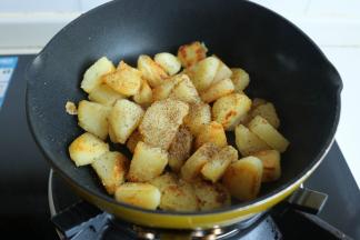 撒椒盐，颠匀使土豆块全部入味。