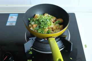 关火，撒入香菜末和小葱末，拌匀就可以了。