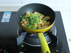 关火，撒入香菜末和小葱末，拌匀就可以了。