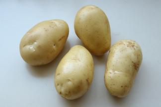 土豆清洗干净，其实只用了2个。