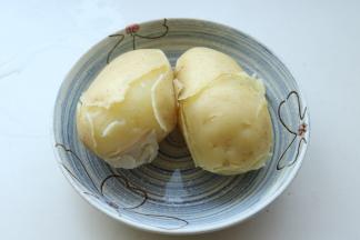 蒸好的土豆剥去外皮。