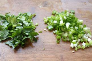 香菜小葱洗净切末。