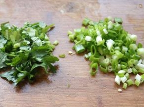 香菜小葱洗净切末。