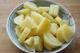 切成大块，略微厚一点的块。