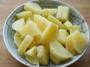 切成大块，略微厚一点的块。