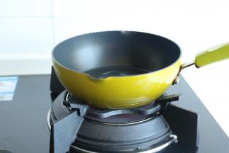 不粘锅放在灶上，放入花生油。