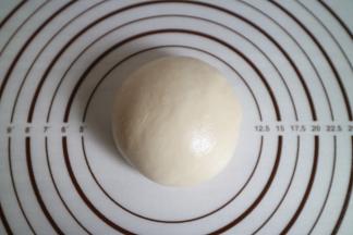 先将油皮材料混合揉成光滑的面团，放入保鲜袋松弛半小时以上