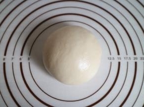 先将油皮材料混合揉成光滑的面团，放入保鲜袋松弛半小时以上