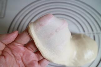 做螺旋纹酥的油皮要达到可以拉出薄膜的程度