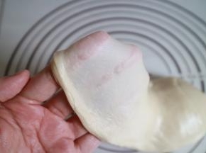 做螺旋纹酥的油皮要达到可以拉出薄膜的程度