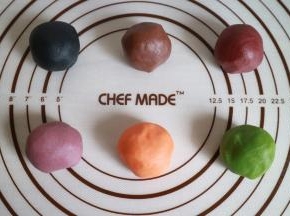 油酥材料也混合揉成团，然后分成六份，分别加入竹炭粉、可可粉、红曲粉、紫薯粉、黄金芝士粉、抹茶粉