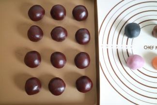 红豆沙馅儿也揉成35g的团，如果包咸蛋黄，包20g红豆沙就可以了