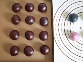 红豆沙馅儿也揉成35g的团，如果包咸蛋黄，包20g红豆沙就可以了