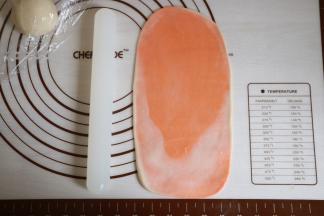 取一个颜色的面团，压扁后擀长，长度不宜太长，20厘米左右即可