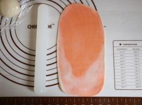 取一个颜色的面团，压扁后擀长，长度不宜太长，20厘米左右即可