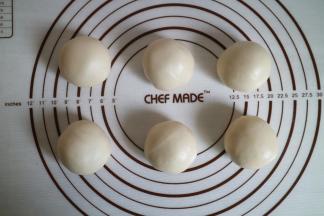 然后将油皮包裹住油酥，注意要用保鲜膜盖住保持油皮湿润