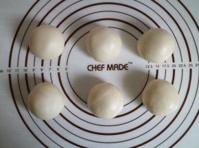 然后将油皮包裹住油酥，注意要用保鲜膜盖住保持油皮湿润