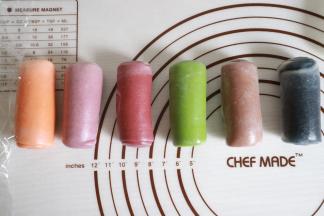 其余颜色一样擀长卷起，也是盖上保鲜膜松弛十分钟