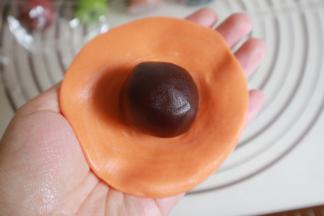 翻过面来放上红豆沙