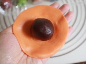 翻过面来放上红豆沙