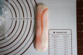 取出松弛好的面团，收口朝上压扁