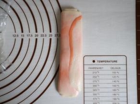 取出松弛好的面团，收口朝上压扁