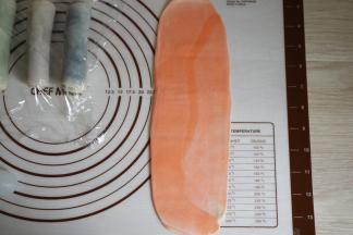 再次擀长，注意宽度厚薄要尽量均匀，这样酥的层次才好看