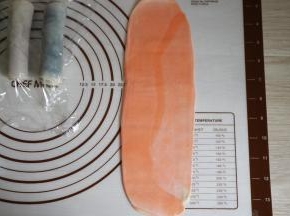 再次擀长，注意宽度厚薄要尽量均匀，这样酥的层次才好看