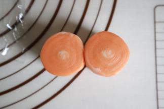 松弛好的面团从中间平均切成两个，下刀要快，这样切面才平整