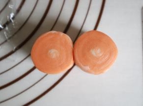 松弛好的面团从中间平均切成两个，下刀要快，这样切面才平整