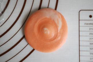 螺旋纹朝上用手压扁