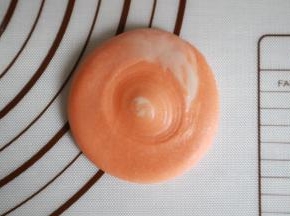 螺旋纹朝上用手压扁