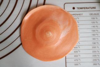 再用擀面棍擀圆，中间厚四周薄